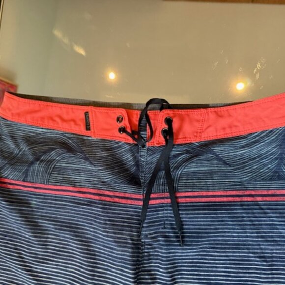 Pre-Loved Navy Hurely Board Shorts in Men's 30 - Picture 3 of 5